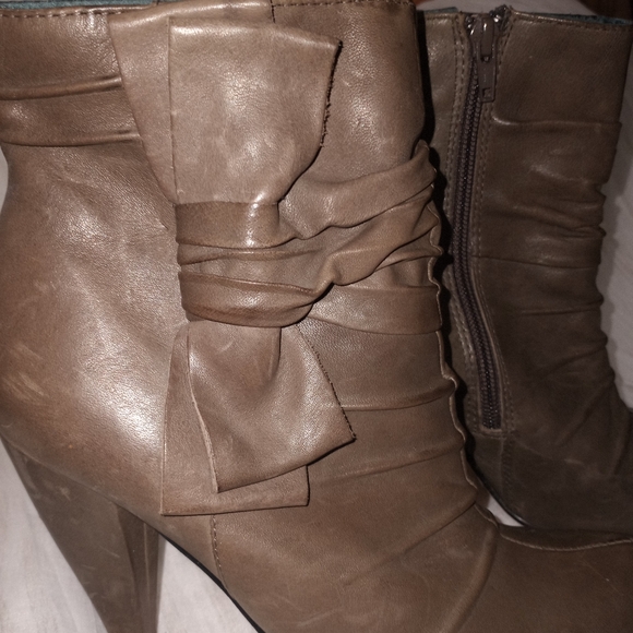 Seychelles Gray Leather Side Bow Booties - Picture 2 of 7